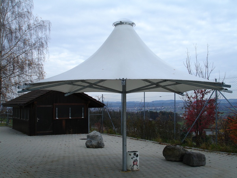 Schirm über Platz