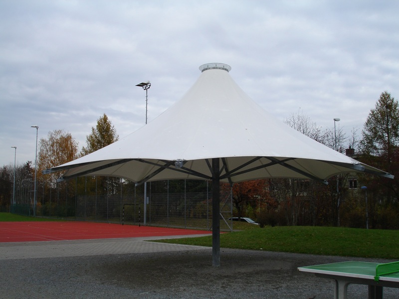 Schirm über Platz und Rasen