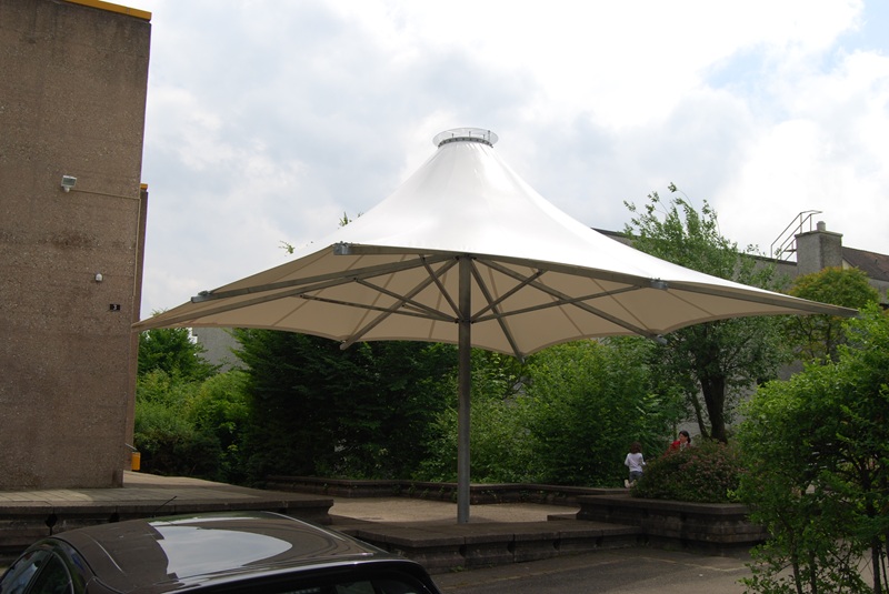 Schirm neben Gebäude