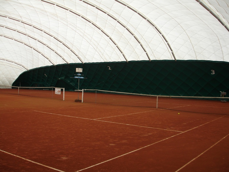 Tennishalle von innen, mit Sicht auf die Seite