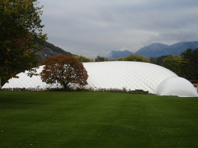 Schwimmhalle von aussen, Sicht von Rasen