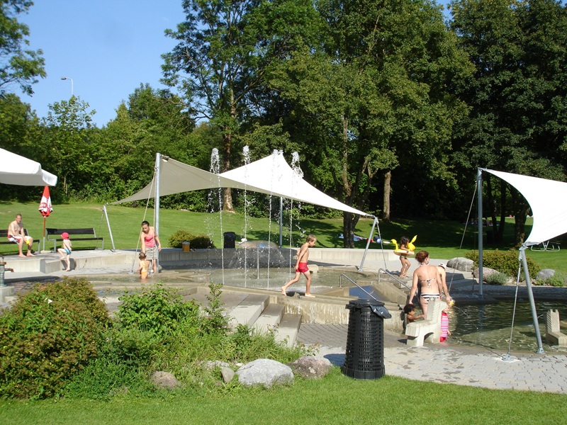 Sonnensegel über Wasserbecken
