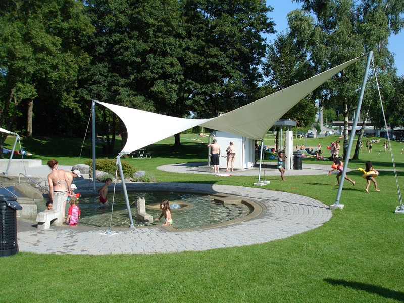 Sonnensegel über Platz