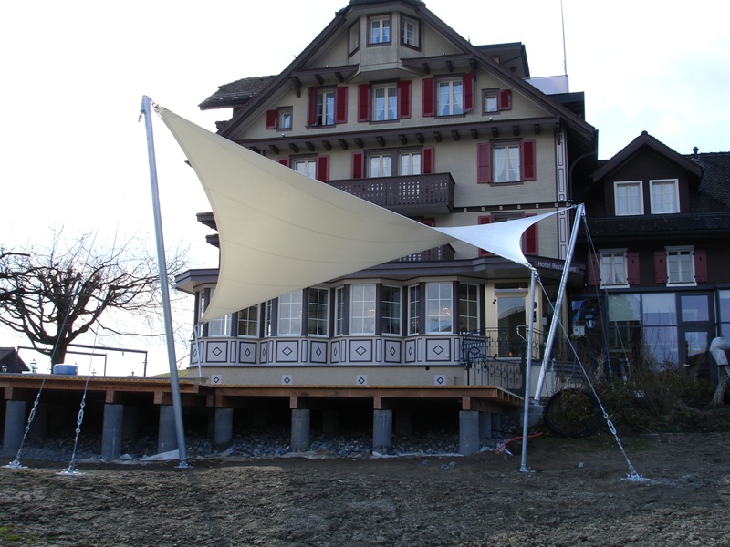 Segel vor Hotel