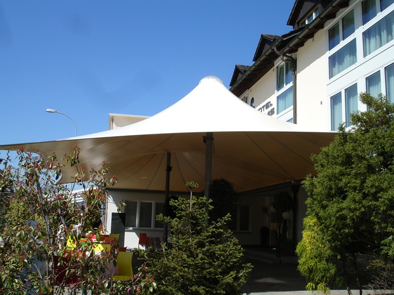 Überdachung vor Hotel
